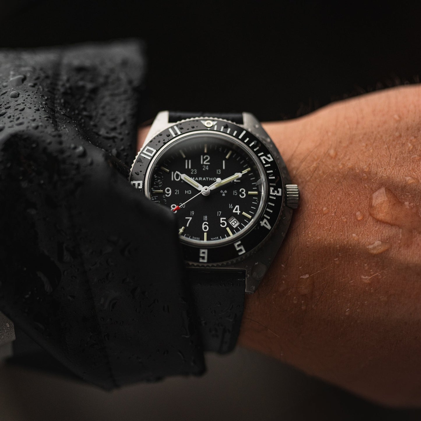 41MM STEEL NAVIGATOR W/DATE (SSNAV-D) ON BLACK 3-PIECE RUBBER STRAP KIT