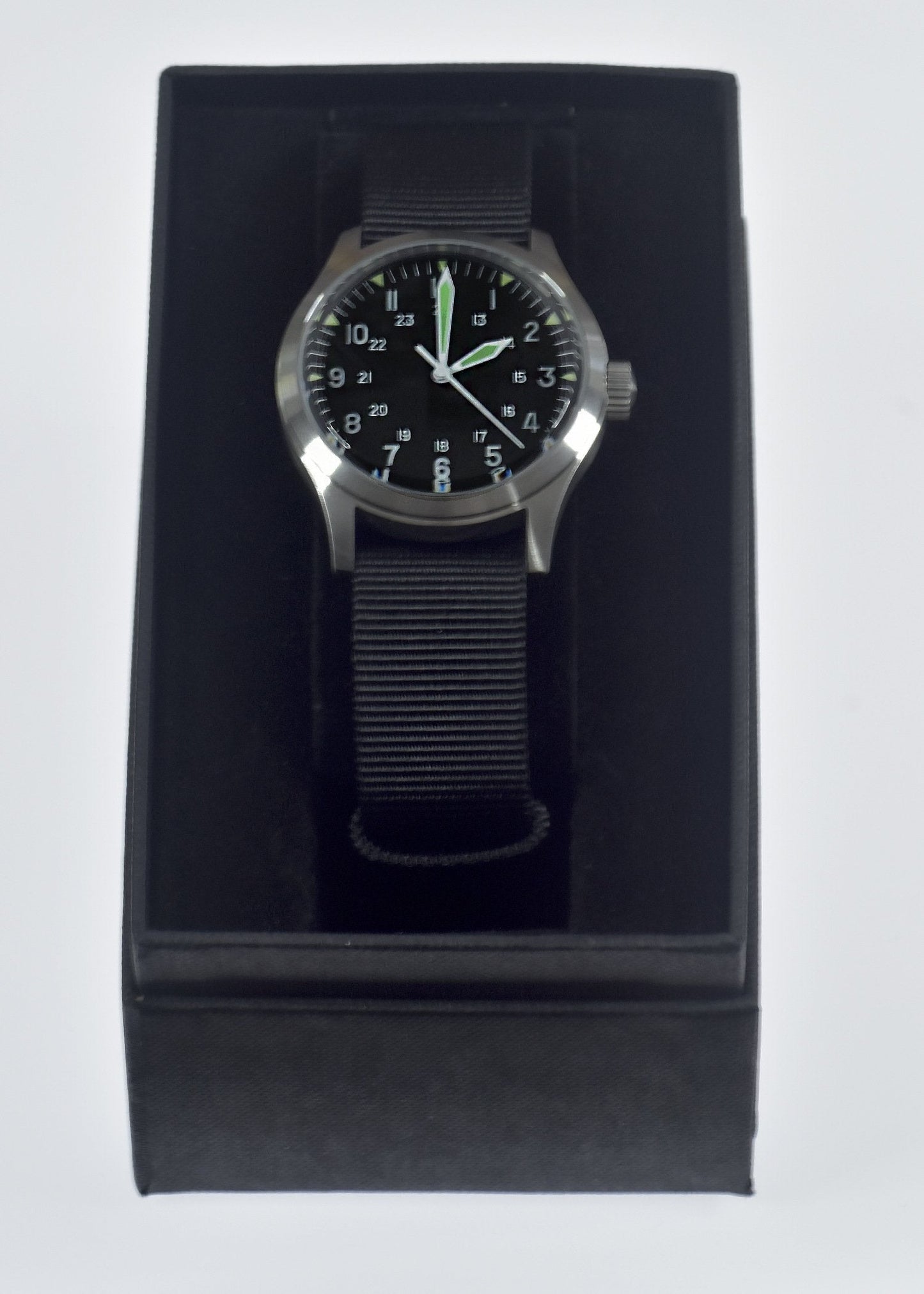 MWC GG-W-113 Classic 1960s/70s U.S Pattern Vietnam War Issue Watch with 24 Jewel Automatic Movement and 100m Water Resistance